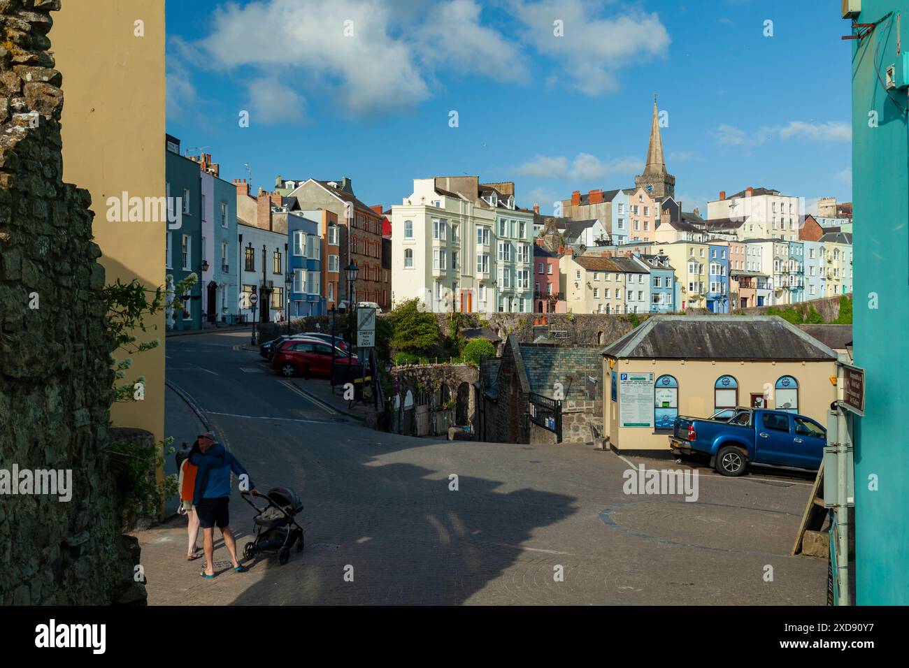 Mattina d'estate a Tenby Harbour, Pembrokeshire, Galles. Foto Stock