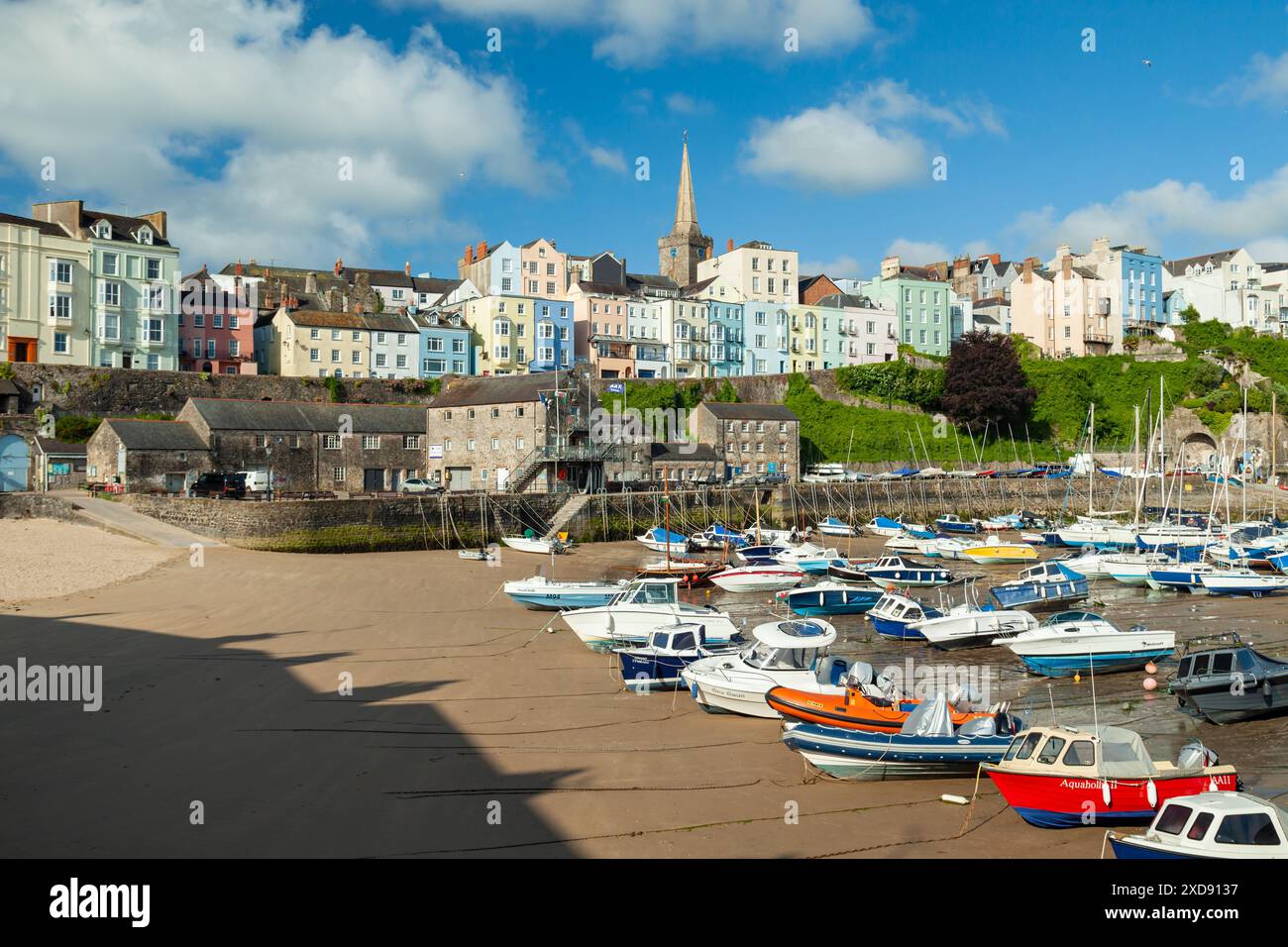 Mattina di primavera a Tenby Harbour, Pembrokeshire, Galles. Foto Stock