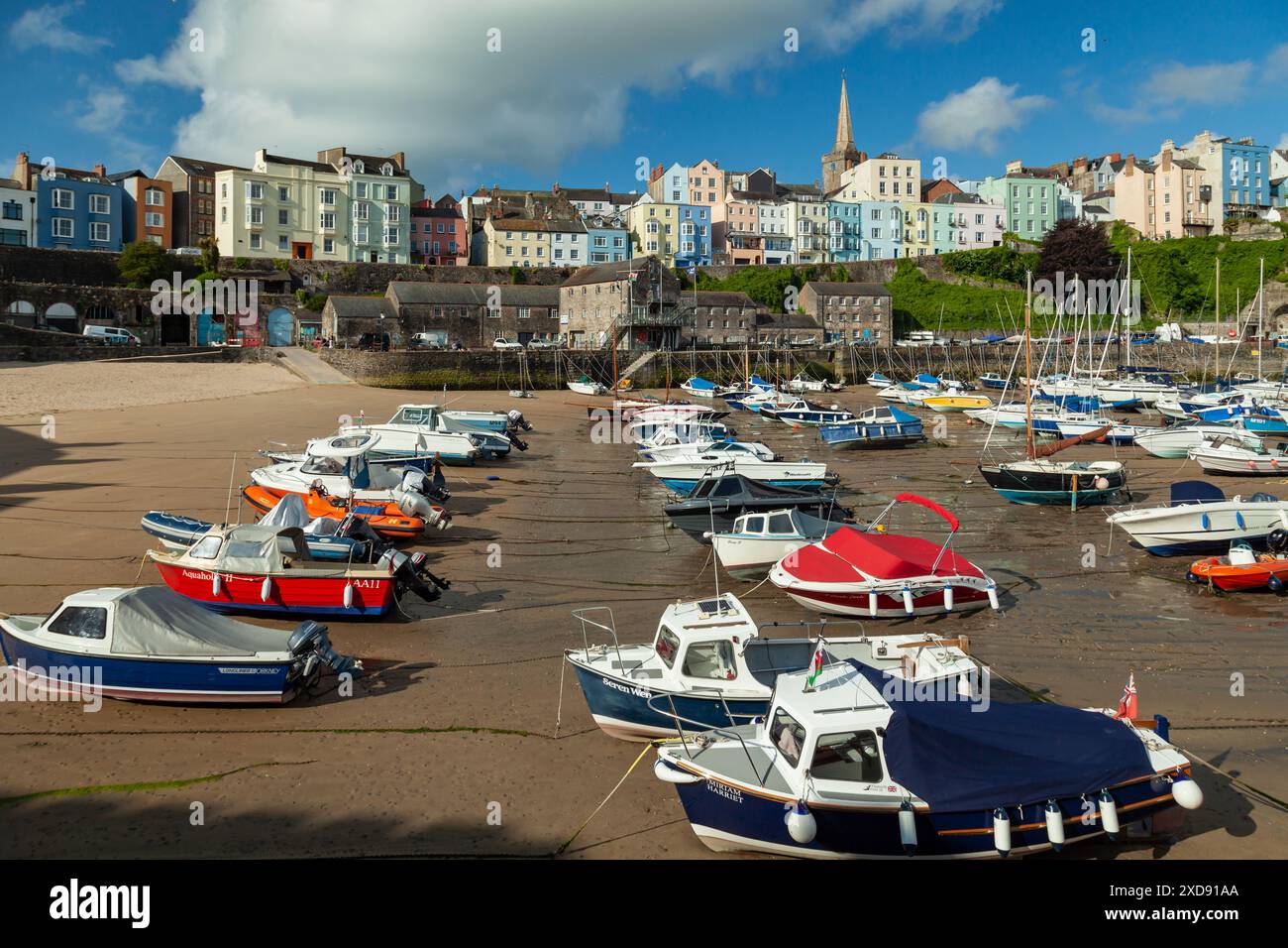 Mattina di primavera a Tenby Harbour, Pembrokeshire, Galles. Foto Stock