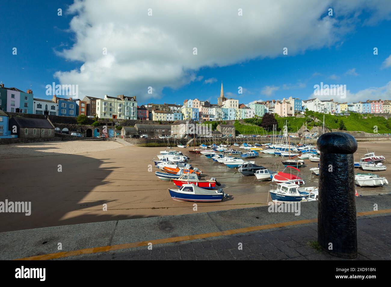 Mattina di primavera a Tenby Harbour, Pembrokeshire, Galles. Foto Stock