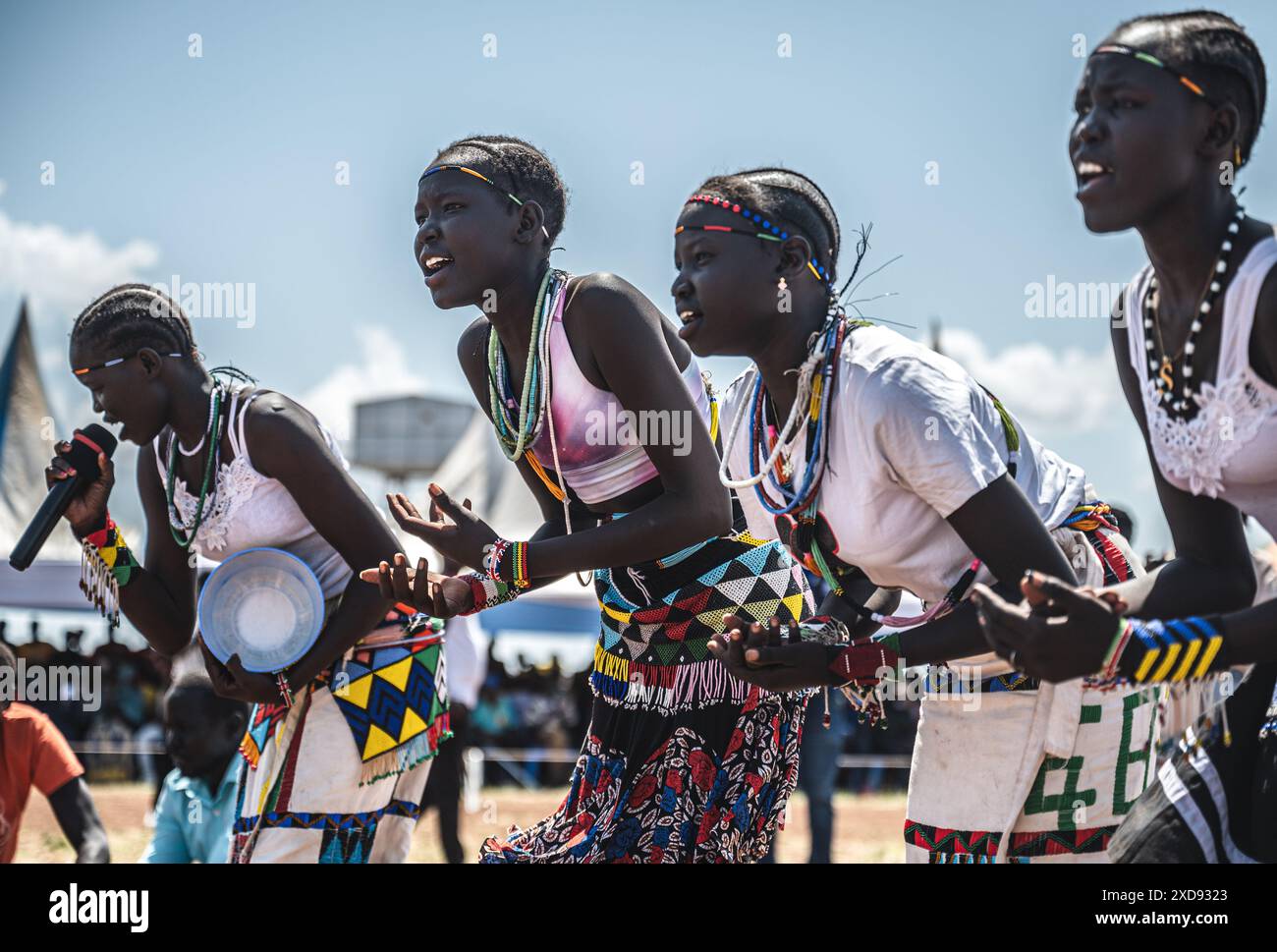 Turkana, Turkana. 20 giugno 2024. I rifugiati si esibiscono in danza tradizionale presso il complesso sportivo Kalobeyei in un insediamento di rifugiati a Kalobeyei, Turkana, Kenya il 20 giugno 2024. Giovedì presso il complesso sportivo Kalobeyei di Turkana è stato organizzato un evento in occasione della giornata mondiale dei rifugiati, che ha caratterizzato esibizioni tradizionali dei rifugiati del campo profughi di Kakuma e della comunità ospitante di Turkana. Crediti: Wang Guansen/Xinhua/Alamy Live News Foto Stock