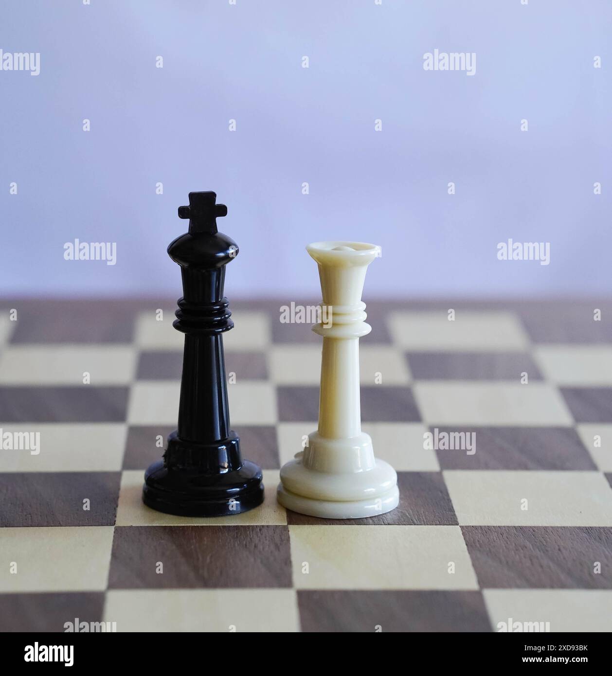 il re e la regina degli scacchi rappresentano le pari opportunità tra i sessi Foto Stock