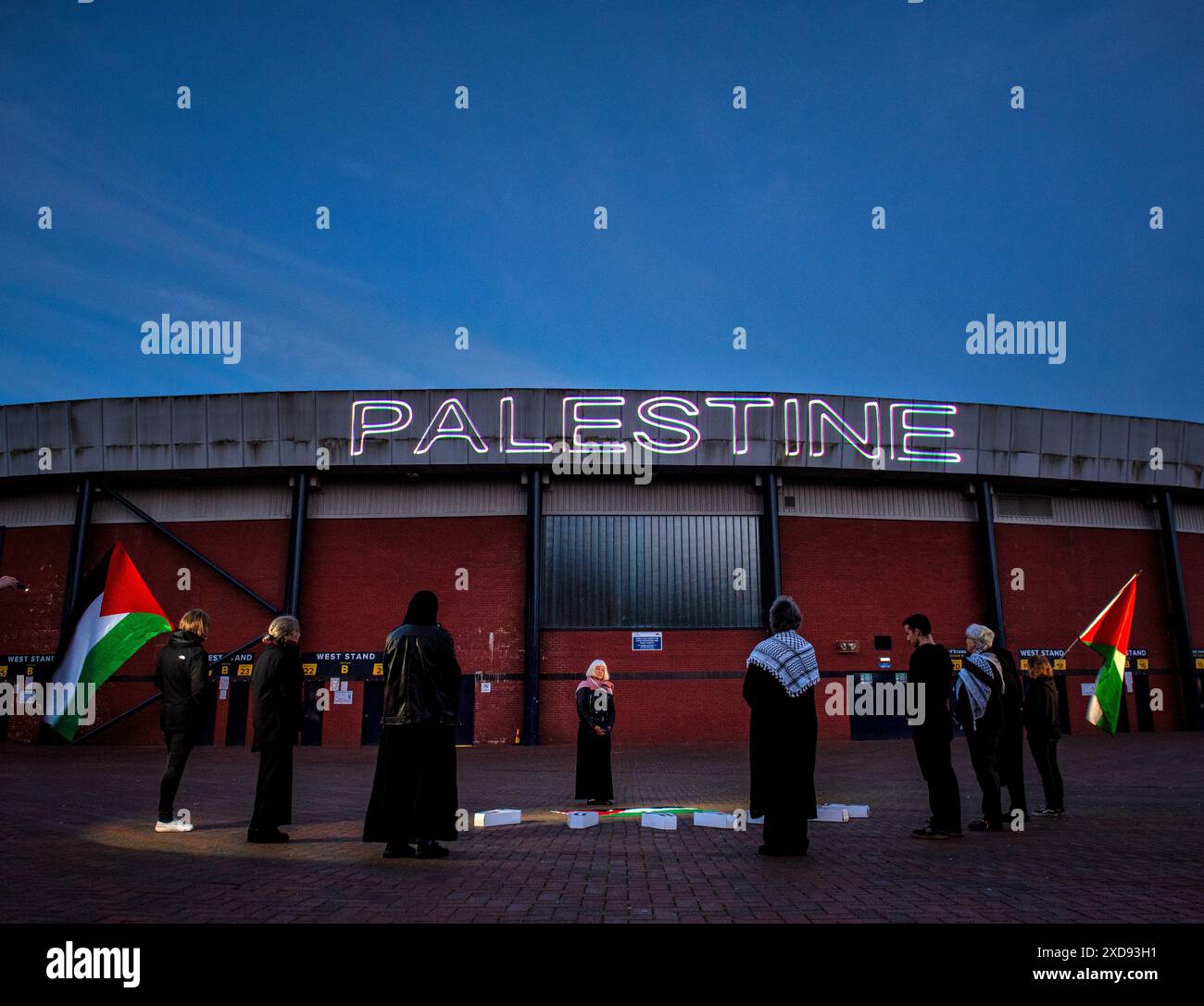 Una proiezione laser con la parola PALESTINA al crepuscolo sul lato dell'Hamden Football Stadium di Glasgow, Scozia, in vista di una partita tra Isreal An Foto Stock