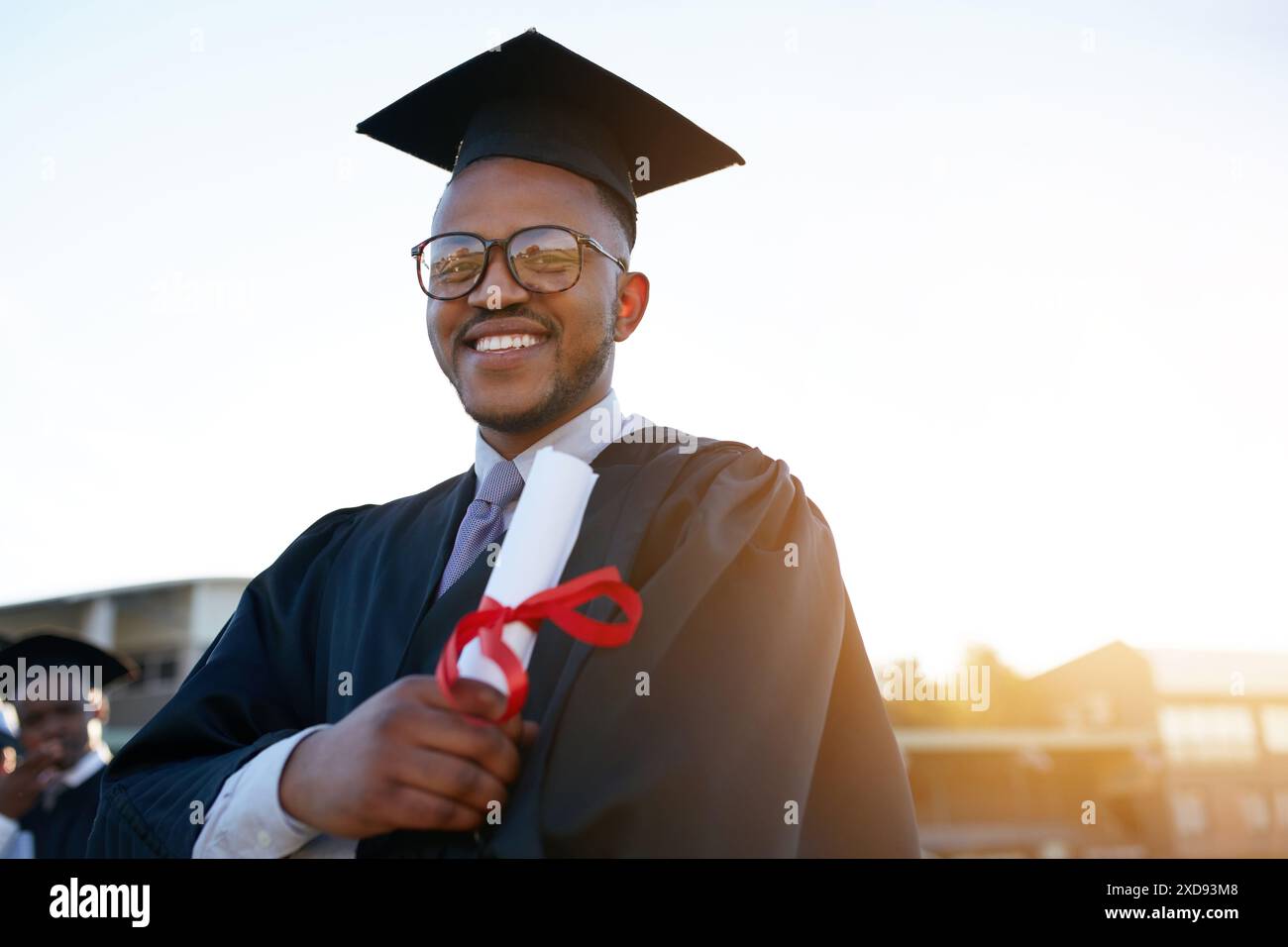 Sorridere, educare e ritrarre l'uomo nero nel campus per una laurea, un college o un successo accademico. Happy, premiate o studiate con gli studenti all'aperto Foto Stock