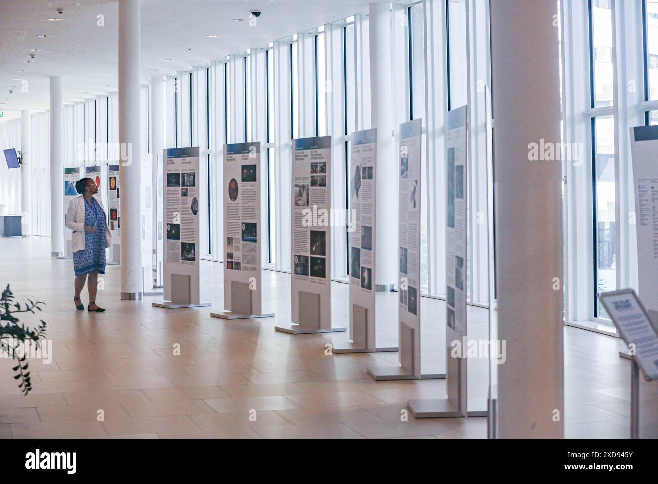 Vienna, Austria, Austria. 19 giugno 2024. Un delegato guarda una mostra organizzata dall'Italia sulla storia italiana dei viaggi spaziali e dell'industria aerospaziale. La mostra si svolge all'interno del VIC nell'edificio M (Credit Image: © Bianca Otero/ZUMA Press Wire) SOLO PER USO EDITORIALE! Non per USO commerciale! Foto Stock