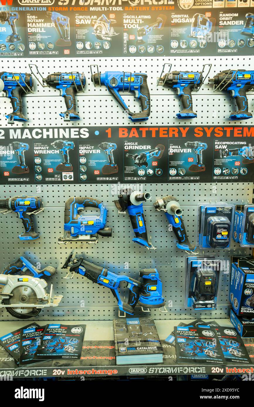 Utensili elettrici Stormforce in vendita in un negozio indipendente in Cornovaglia nel Regno Unito. Foto Stock