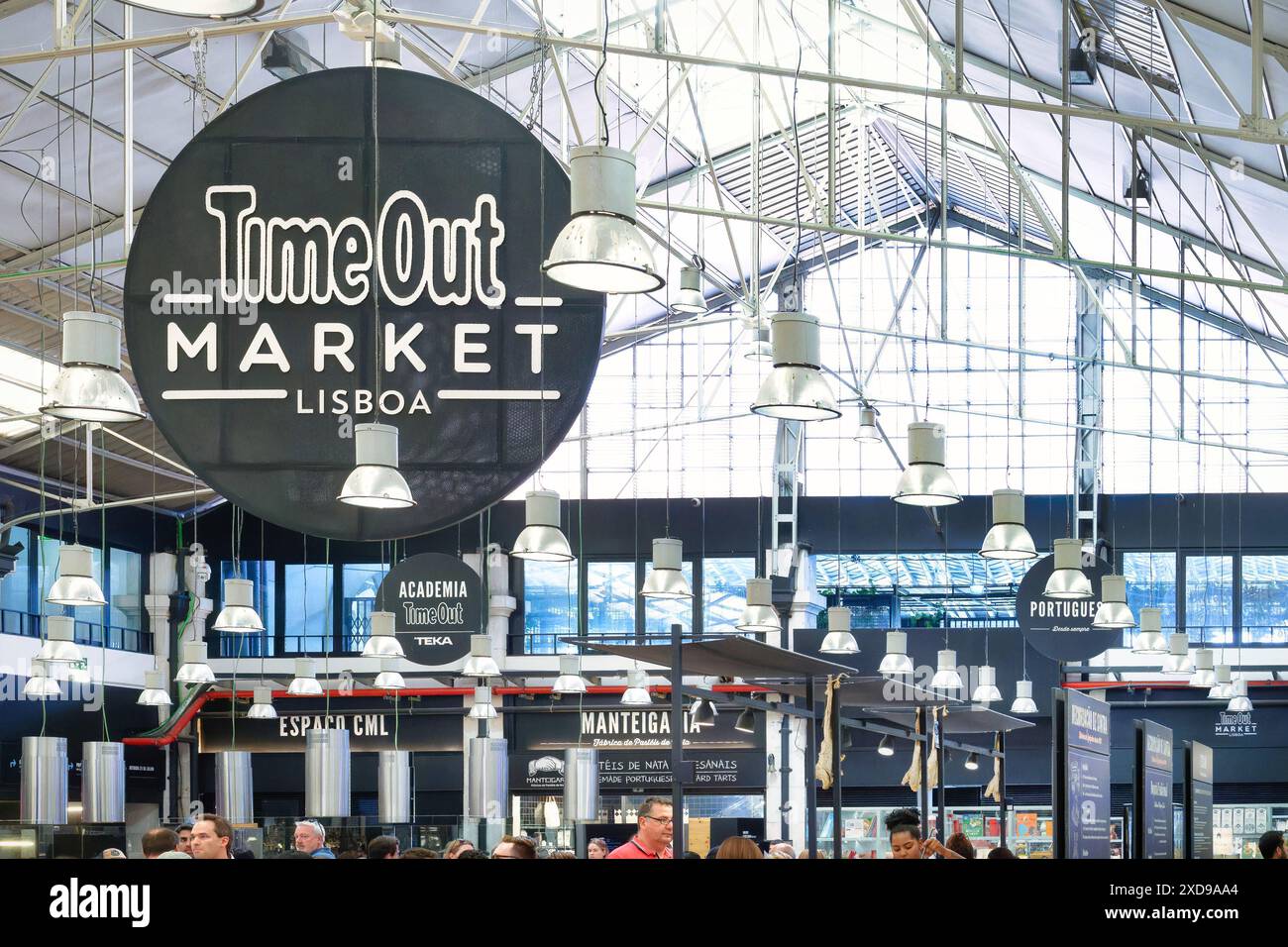 Lisbona, Portogallo maggio 29 2024: Vista della costruzione del tetto con cartelli pubblicitari e lampade del mercato del time out nelle sale del Mercado da Ribeira in Foto Stock