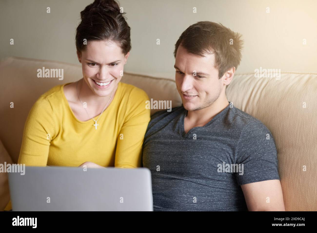 Coppia, rilassati e porta il portatile sul divano con amore o con te per un'esperienza romantica con video in streaming, commedie e online. Uomo, donna e insieme a casa Foto Stock