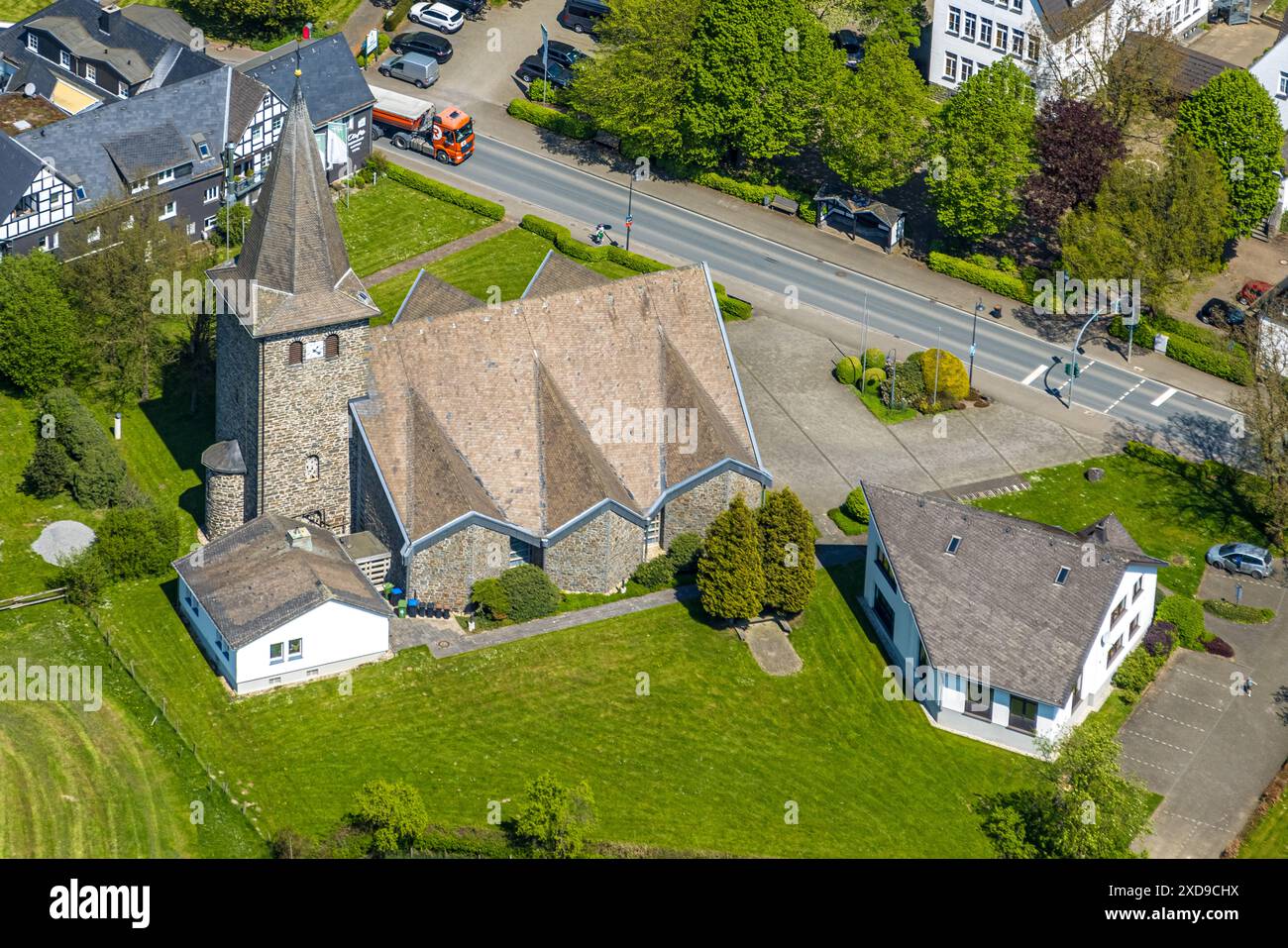 Luftbild, kath. Kirche St. Cäcilia, Wenholthausen, Eslohe, Sauerland, Nordrhein-Westfalen, Deutschland, katholische Kirche, St. Cäcilia, Architektur, Foto Stock