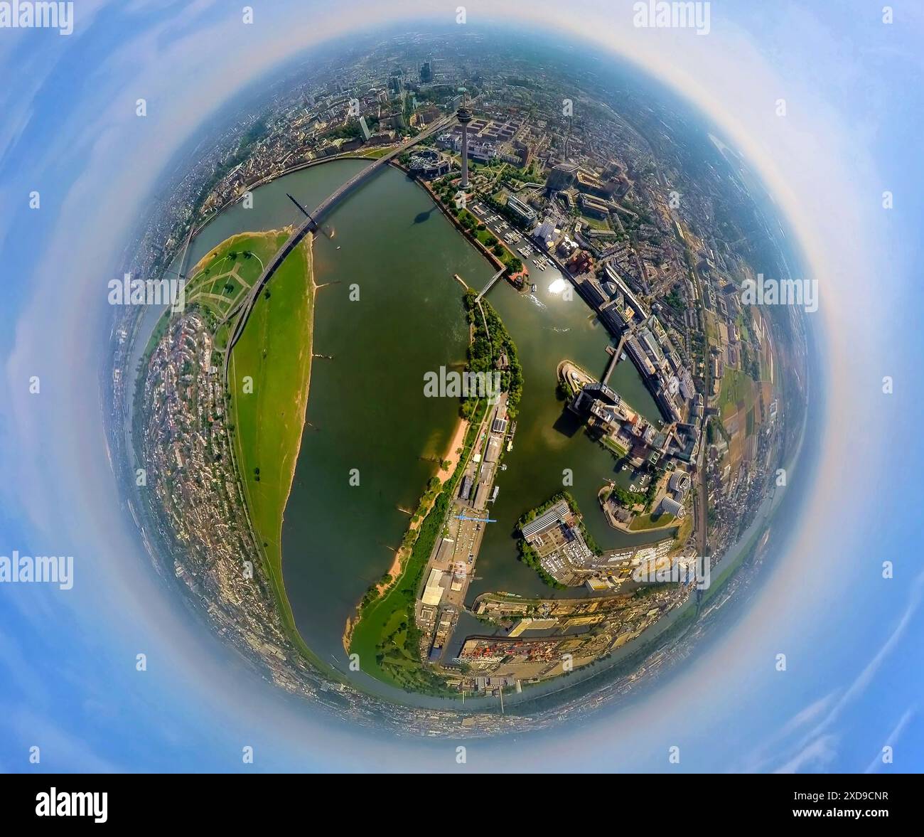 Vista aerea, porto dei media sul fiume Reno, insediamento di società da media, comunicazione, moda, architettura, arte e cultura, Rhine Tower e RH Foto Stock