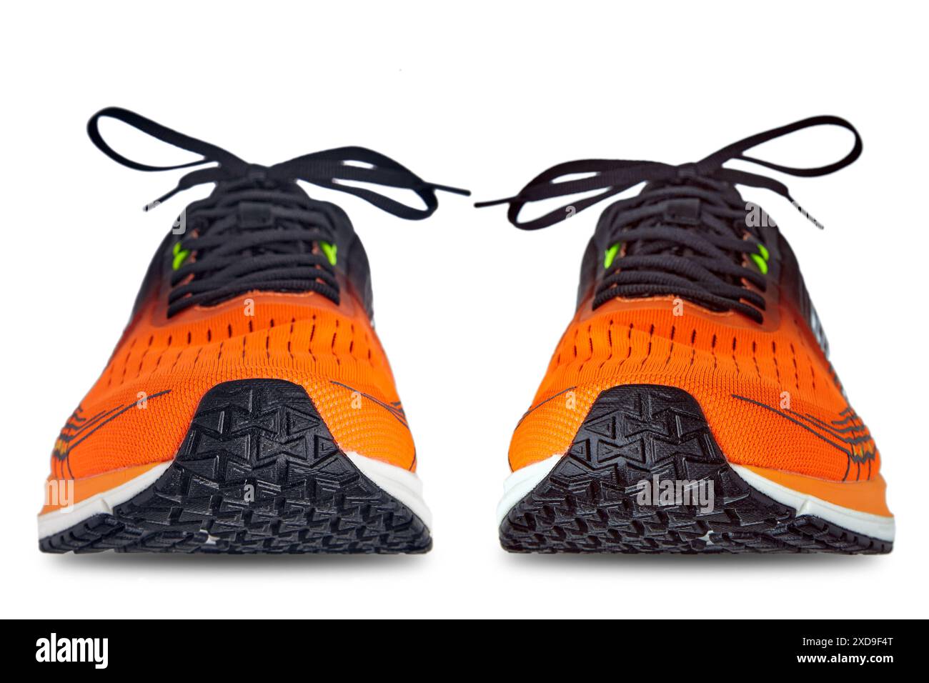 Un paio di sneakers da running arancioni fotografate sul davanti isolate su uno sfondo bianco. messa a fuoco selettiva Foto Stock