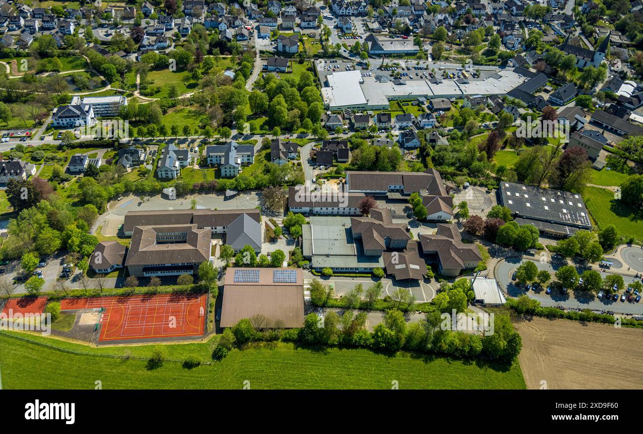 Vista aerea, centro scolastico con scuola secondaria Eslohe, Brüder-Grimm-Schule e Christine-Koch-Schule, campo sportivo e palazzetto dello sport Steltenberg, spor Foto Stock