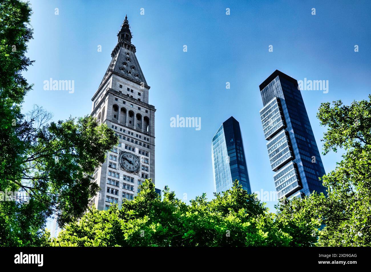 Condomini di lusso ed edifici signorili per uffici circondano Madison Square, Park, 2024, New York City, Stati Uniti Foto Stock