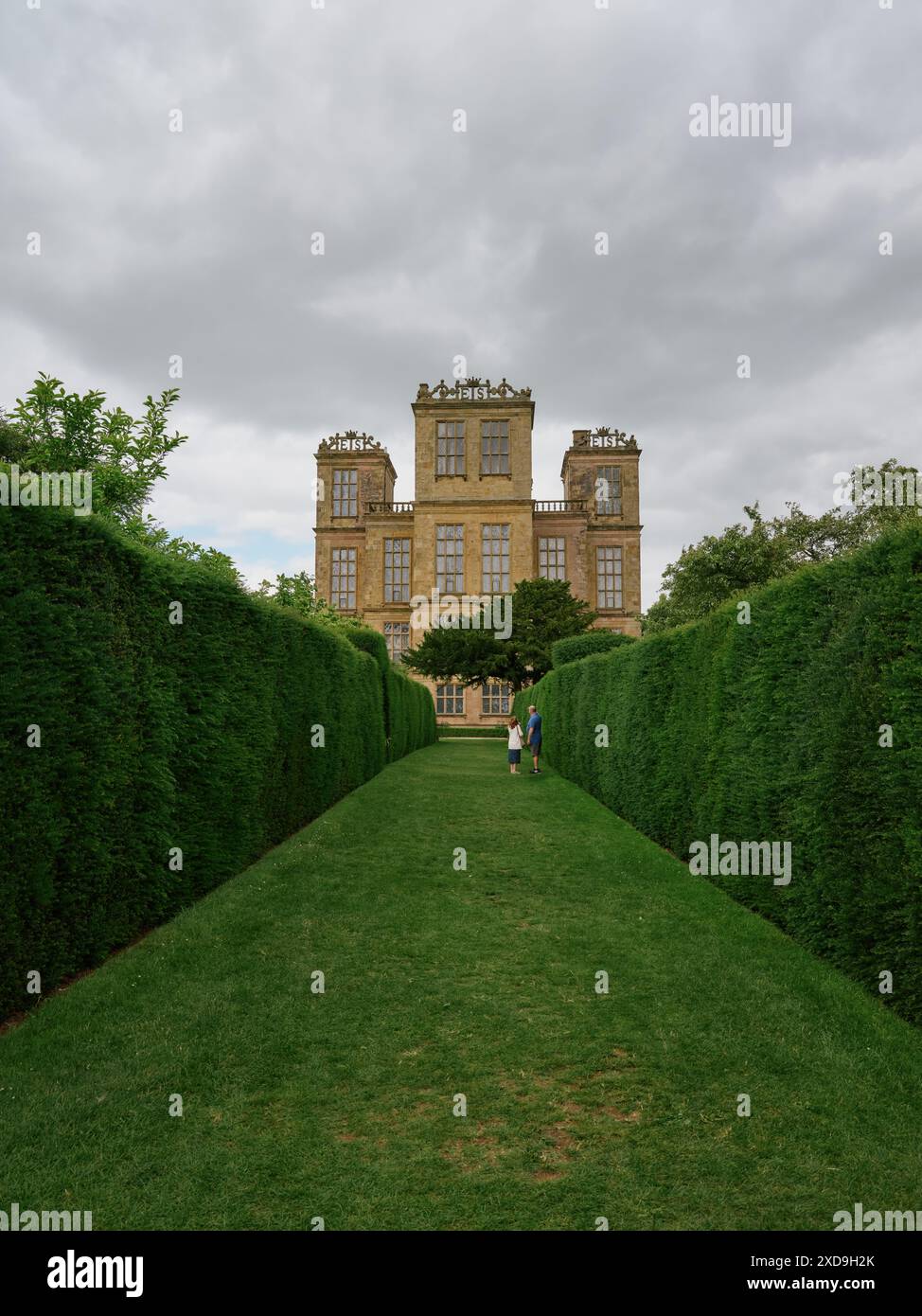 I visitatori che apprezzano Hardwick Hall e i giardini nel Derbyshire sono una residenza di campagna dall'architettura significativa dell'epoca elisabettiana. Inghilterra Regno Unito Foto Stock