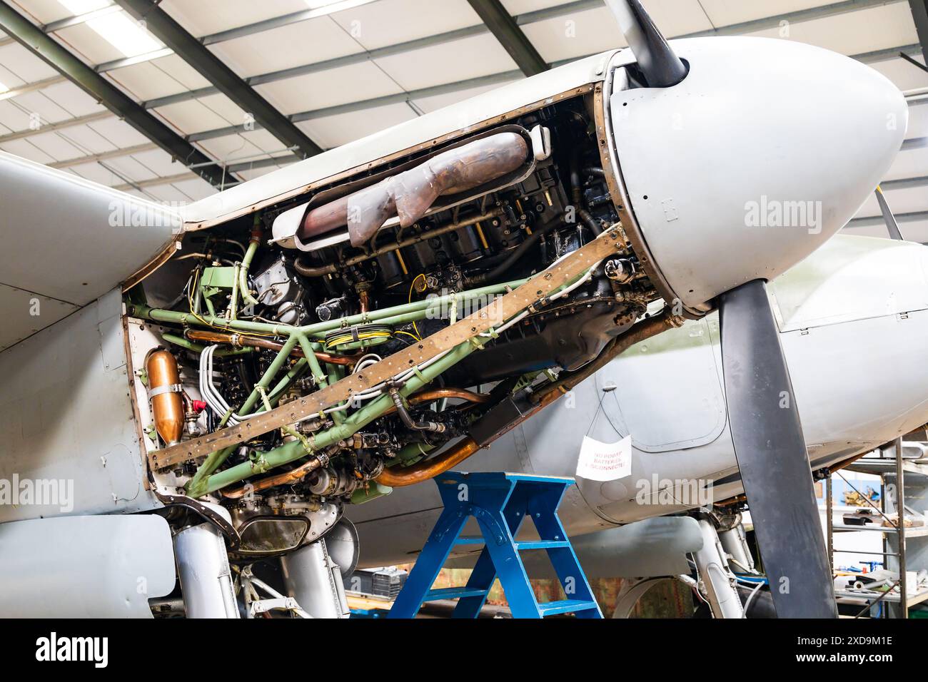 De Havilland Mosquito caccia notturno, HJ711, in mostra con il motore Merlin esposto durante la riparazione. Lincolnshire Aviation Heritage Centre, Foto Stock