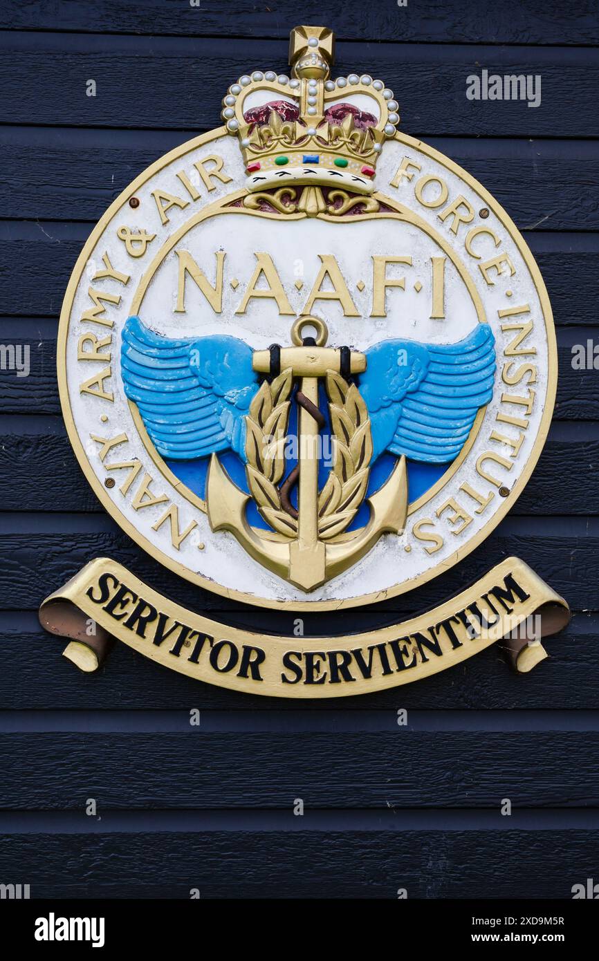 NAAFI in rilievo, Navy Army & Air Force Institute, targa. Lincolnshire Aviation Heritage Centre, RAF East Kirkby. Lincolnshire, Inghilterra Foto Stock