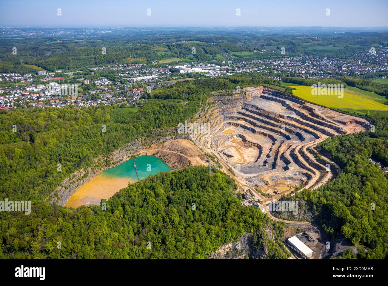 Veduta aerea, lago nella cava di Steltenberg, veduta dell'Oegi e della foresta con vista distante, Hohenlimburg, Hagen, zona della Ruhr, Renania settentrionale-Vestfalia, Germa Foto Stock