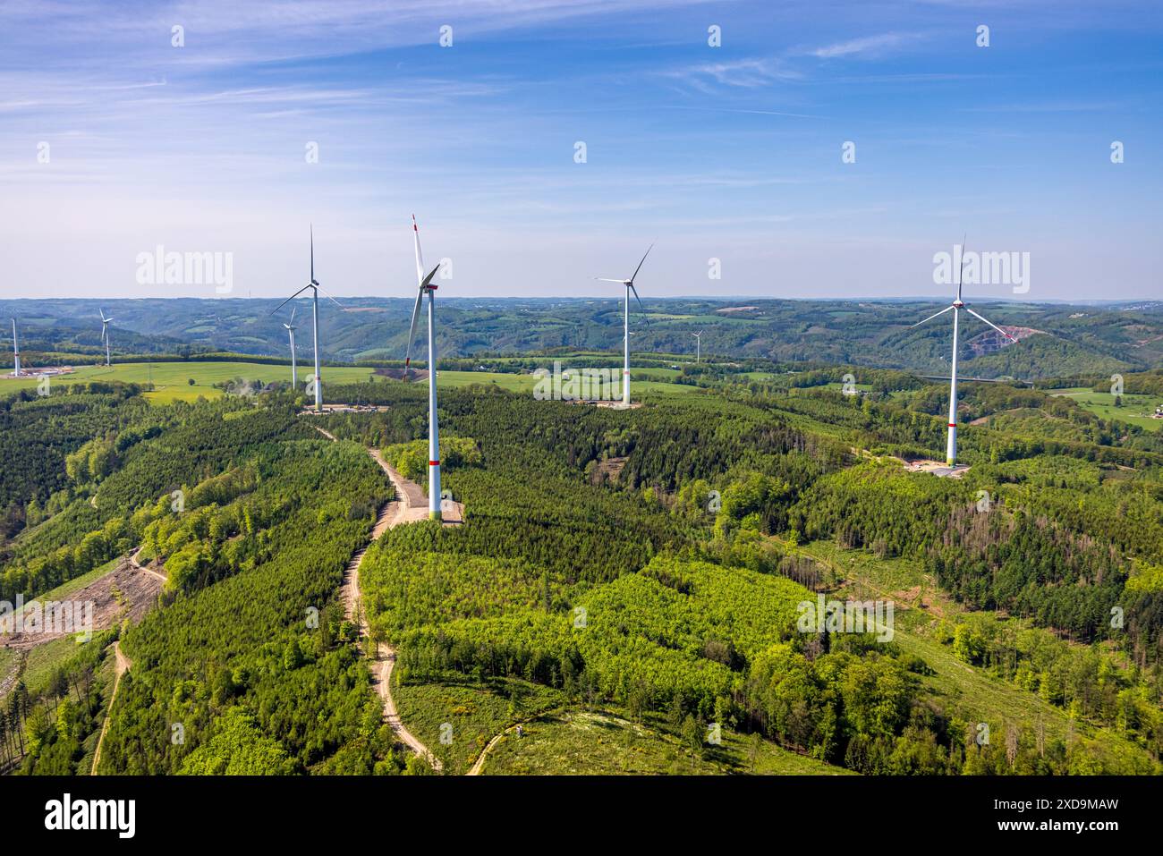 Veduta aerea, cantiere di costruzione del parco eolico Stoppelberg tra Hohenlimburg e Brechtefeld, nuove turbine eoliche nella zona forestale con danni forestali, Veserd Foto Stock