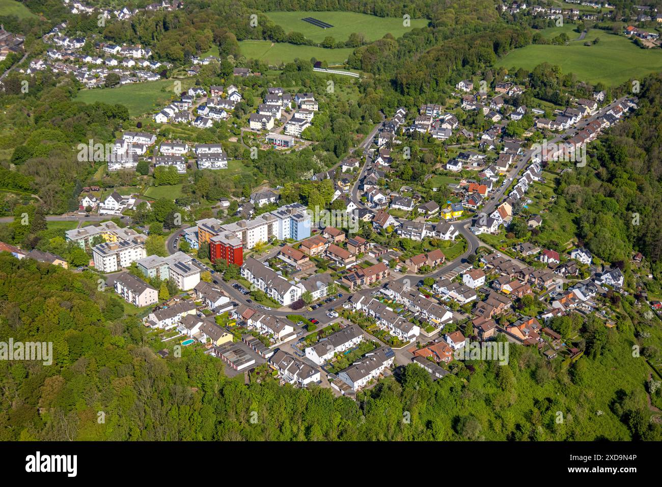 Vista aerea, zona residenziale con vista sul quartiere Haspe, case di proprietà e grattacieli con facciata colorata, Höxterstraße nell'area forestale, Foto Stock