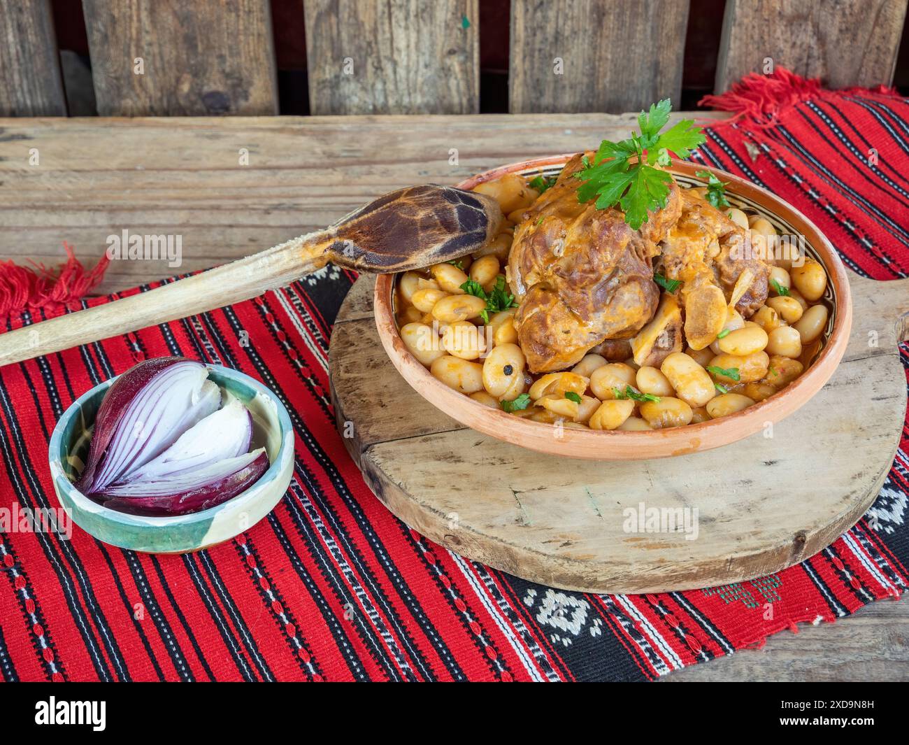 fagioli bolliti con nocche di maiale Foto Stock