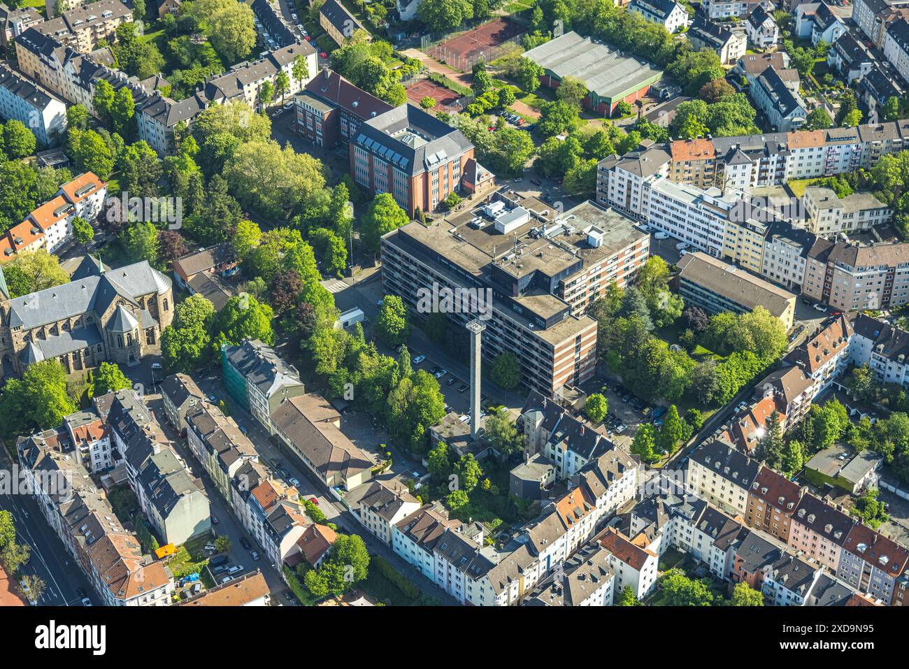 Vista aerea, ospedale St. Josefs-Hospital cattolico di Dreieckstraße, chiesa cattolica di St. Josef e scuola secondaria di Altenhagen, zona residenziale di al Foto Stock