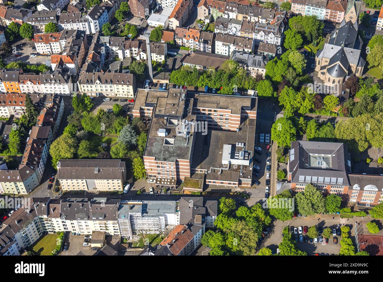 Vista aerea, ospedale St. Josefs-Hospital cattolico di Dreieckstraße, chiesa cattolica di St. Josef e scuola secondaria di Altenhagen, zona residenziale di al Foto Stock