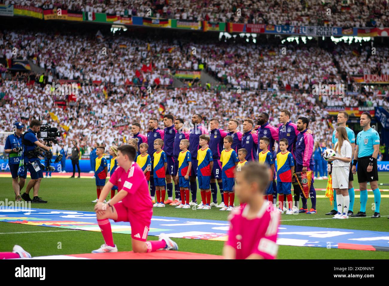 Startelf Deutschland Florian Wirtz (Deutschland, #17), Robert Andrich (Deutschland, #23), Kai Havertz (Deutschland, #07), Jamal Musiala (Deutschland, #10), Jonathan Tah (Deutschland, #04), toni Kroos (Deutschland, #08), Maximilian Mittelstaedt (Deutschland, #18), Joshua Kimmich (Deutschland, #06), Antonio Ruediger (Deutschland, #02), Manuel Neuer (Deutschland, #01), Ilkay Guendogan (Deutschland, #21) bei der Nationalhymne, GER, Germania (GER) vs. Ungarn (HUN), Fussball Europameisterschaft, UEFA EURO 2024, gruppo A, 2. Spieltag, 19.06.2024 foto: Eibner-Pressefoto/Michael Memmler Foto Stock