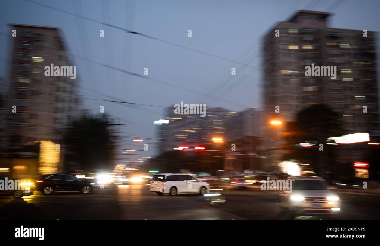 Pechino, Cina. 21 giugno 2024. Un'auto elettrica Voyah attraversa un incrocio. Il ministro dell'economia Habeck è arrivato in Cina come parte di un viaggio in Asia orientale. Crediti: Sebastian Christoph Gollnow/dpa/Alamy Live News Foto Stock