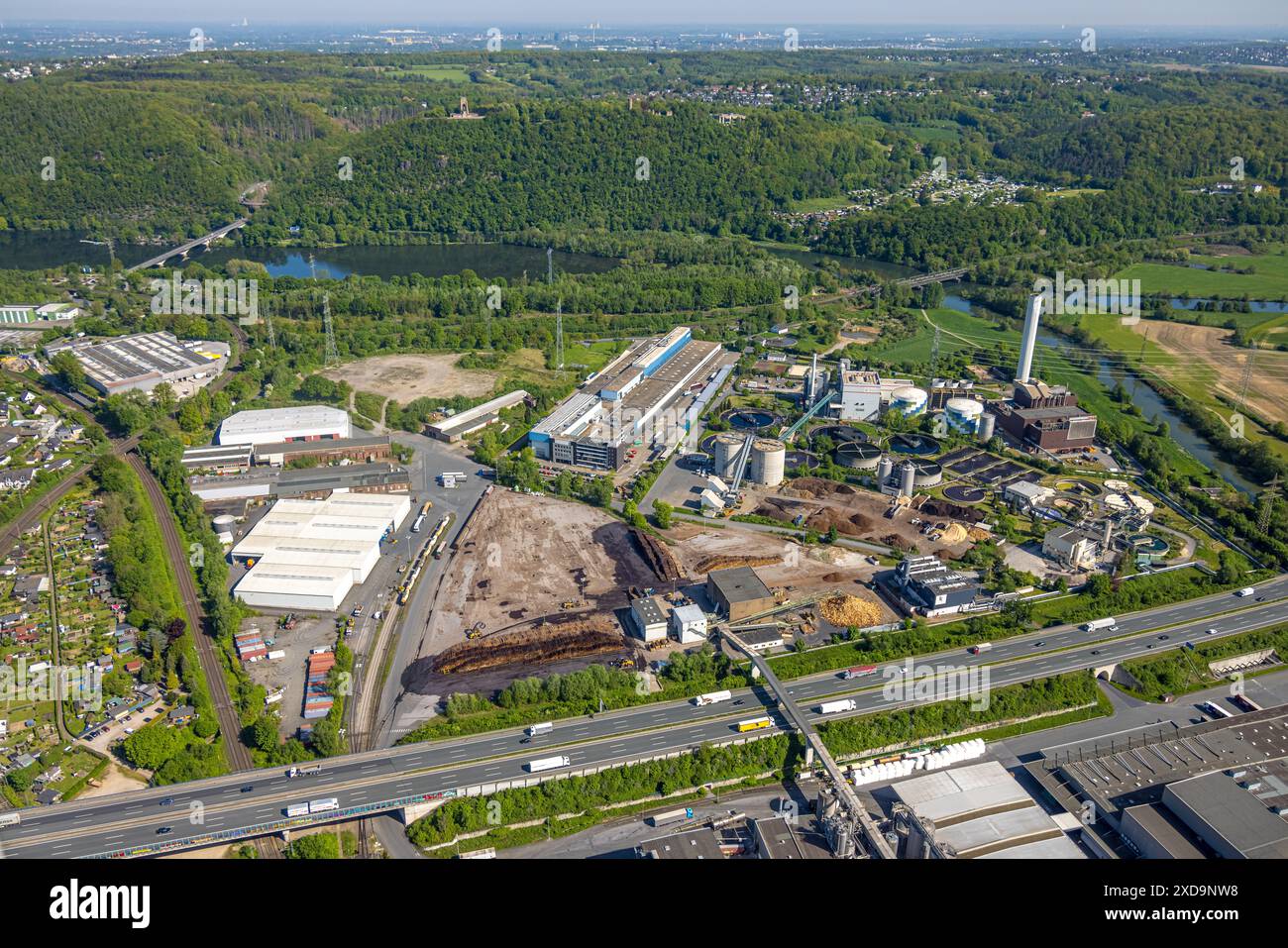 Vista aerea, Funke Zeitungsdruckereien Verlag, impianto di cogenerazione Hagen-Kabel, presso Hengsteysee con ponte ferroviario del Lennemündung, autostrada A1 Foto Stock