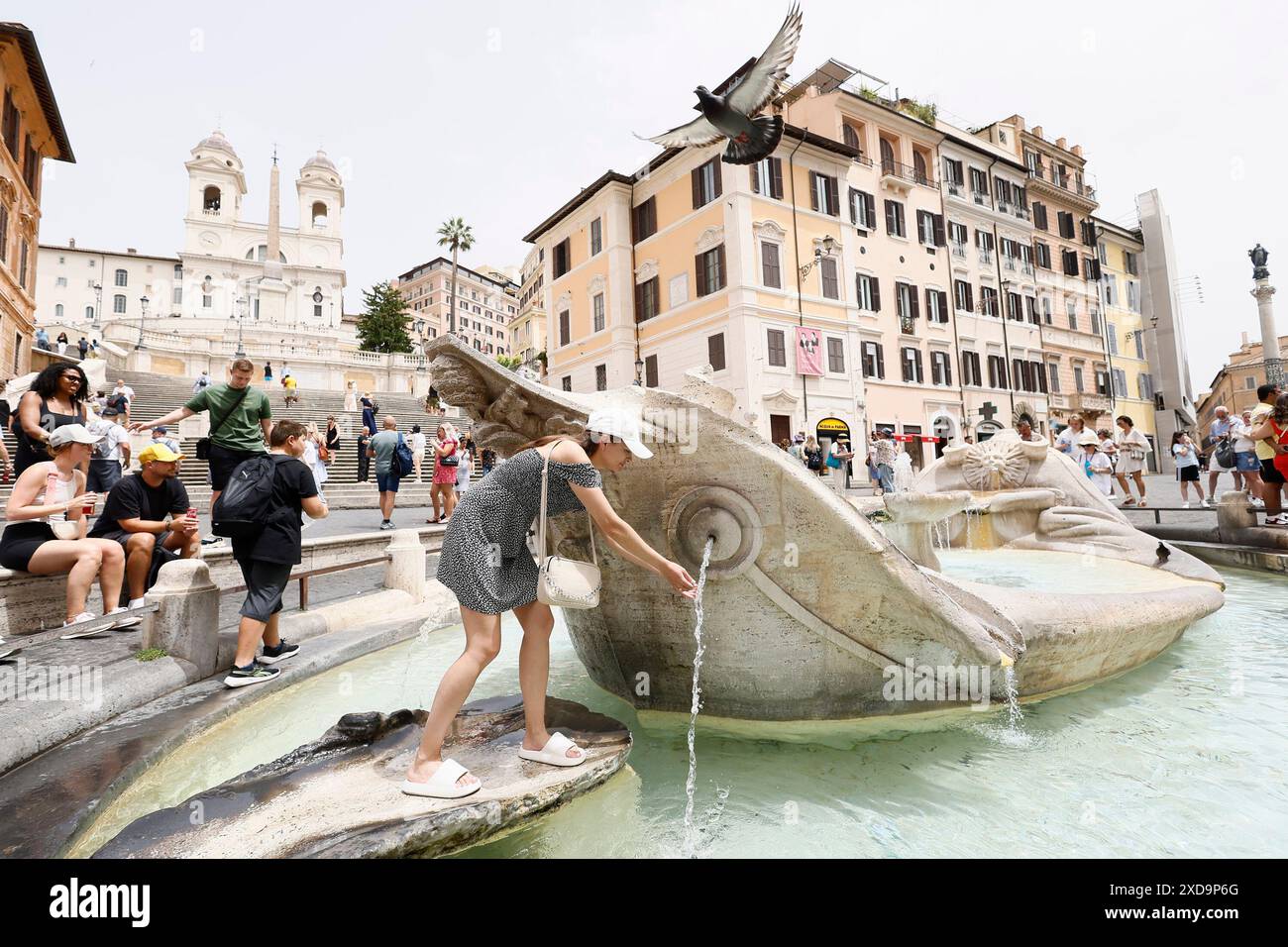 Roma, Italia. . 21 giugno 2024. Heat Wave a Roma, turista rinfrescante nella fontana della Barcaccia di fronte alla Scalinata di Spagna - News - Roma, Italia - venerdì 21 giugno 2024 (foto Cecilia Fabiano/LaPresse) credito: LaPresse/Alamy Live News Foto Stock