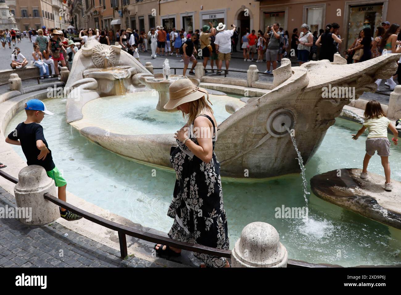 Roma, Italia. . 21 giugno 2024. Heat Wave a Roma, turista rinfrescante nella fontana della Barcaccia di fronte alla Scalinata di Spagna - News - Roma, Italia - venerdì 21 giugno 2024 (foto Cecilia Fabiano/LaPresse) credito: LaPresse/Alamy Live News Foto Stock