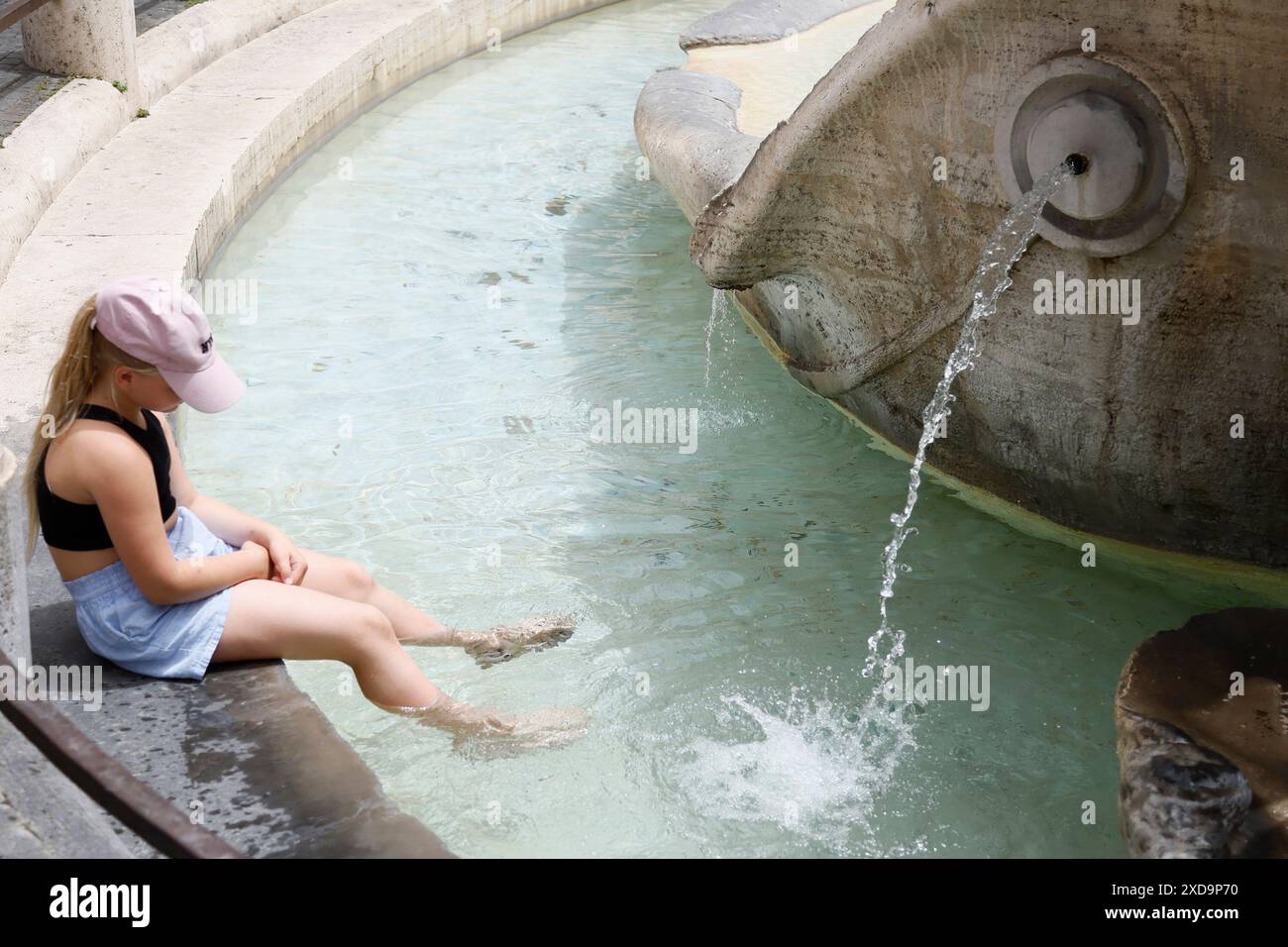 Roma, Italia. . 21 giugno 2024. Heat Wave a Roma, turista rinfrescante nella fontana della Barcaccia di fronte alla Scalinata di Spagna - News - Roma, Italia - venerdì 21 giugno 2024 (foto Cecilia Fabiano/LaPresse) credito: LaPresse/Alamy Live News Foto Stock