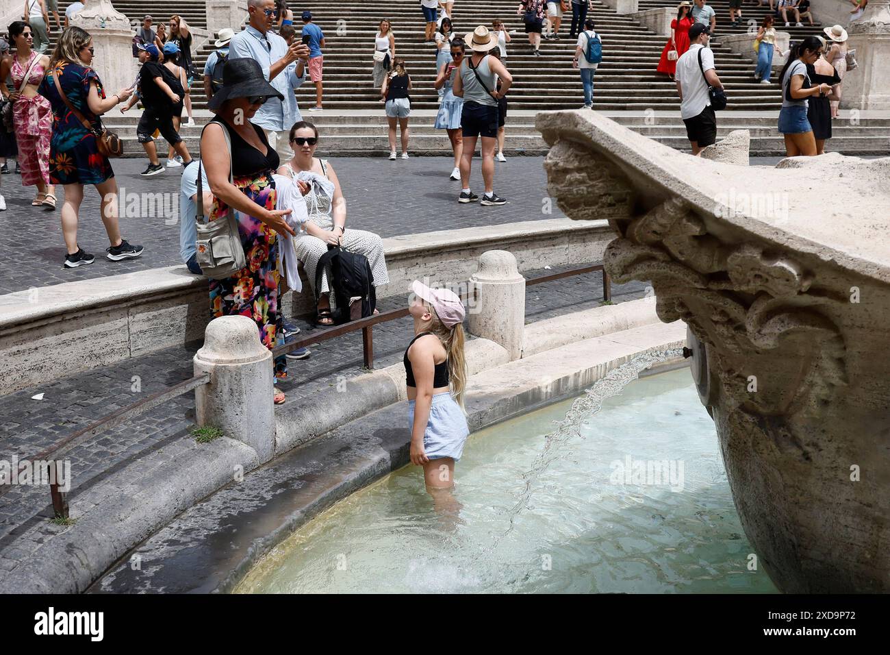 Roma, Italia. . 21 giugno 2024. Heat Wave a Roma, turista rinfrescante nella fontana della Barcaccia di fronte alla Scalinata di Spagna - News - Roma, Italia - venerdì 21 giugno 2024 (foto Cecilia Fabiano/LaPresse) credito: LaPresse/Alamy Live News Foto Stock