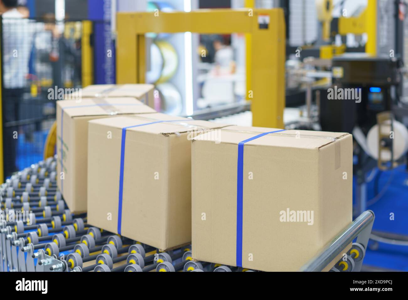 la macchina sembra utilizzare del nastro per chiudere e sigillare automaticamente le scatole di cartone Foto Stock