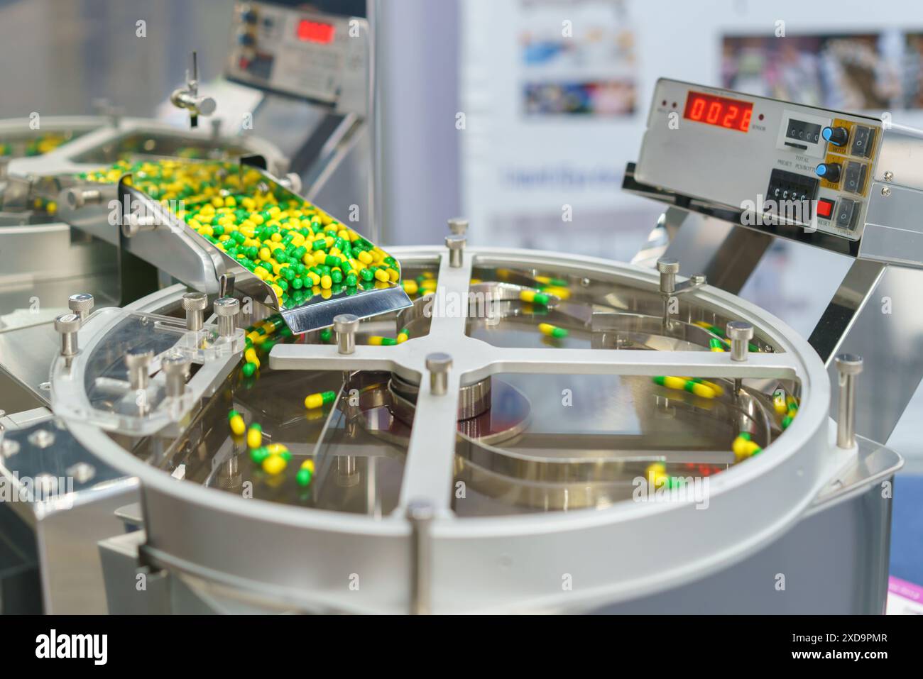 macchina automatizzata per il conteggio e lo smistamento delle capsule utilizzata nella produzione farmaceutica Foto Stock