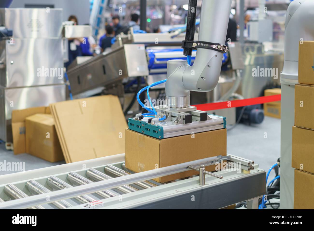 braccio robotico automatizzato in ambiente industriale, progettato specificamente per le operazioni di imballaggio Foto Stock