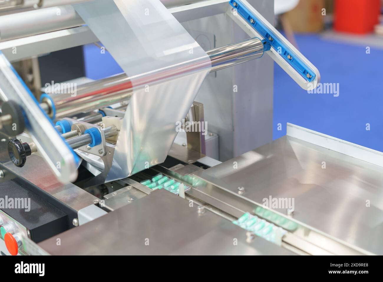 macchina per confezionamento blister farmaceutico, progettata per confezionare compresse e capsule. Foto Stock