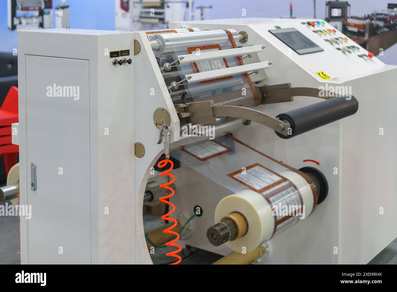 ribobinatrice per taglio industriale, un componente essenziale dell'industria di trasformazione Foto Stock