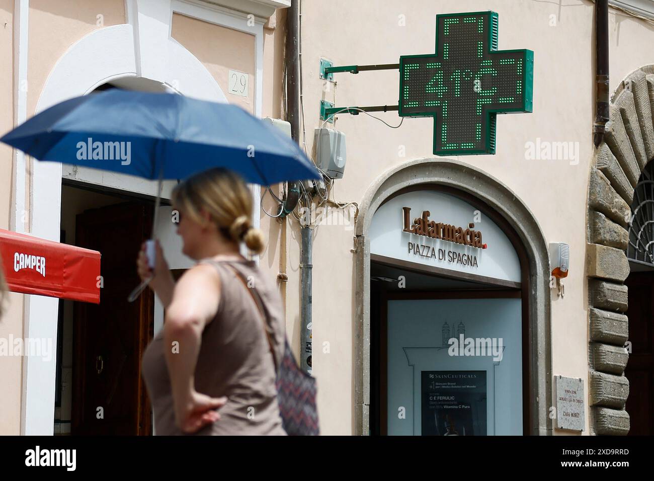 Roma, Italia. . 21 giugno 2024. Heat Wave a Roma, turista rinfrescante nella fontana della Barcaccia di fronte alla Scalinata di Spagna - News - Roma, Italia - venerdì 21 giugno 2024 (foto Cecilia Fabiano/LaPresse) credito: LaPresse/Alamy Live News Foto Stock
