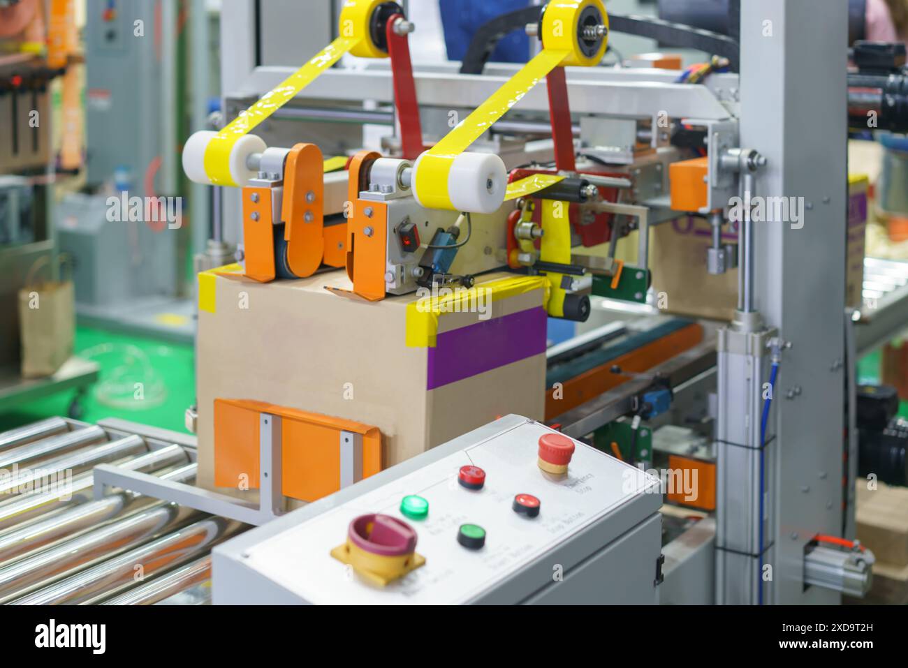 La macchina sembra utilizzare del nastro per chiudere e sigillare automaticamente le scatole di cartone Foto Stock
