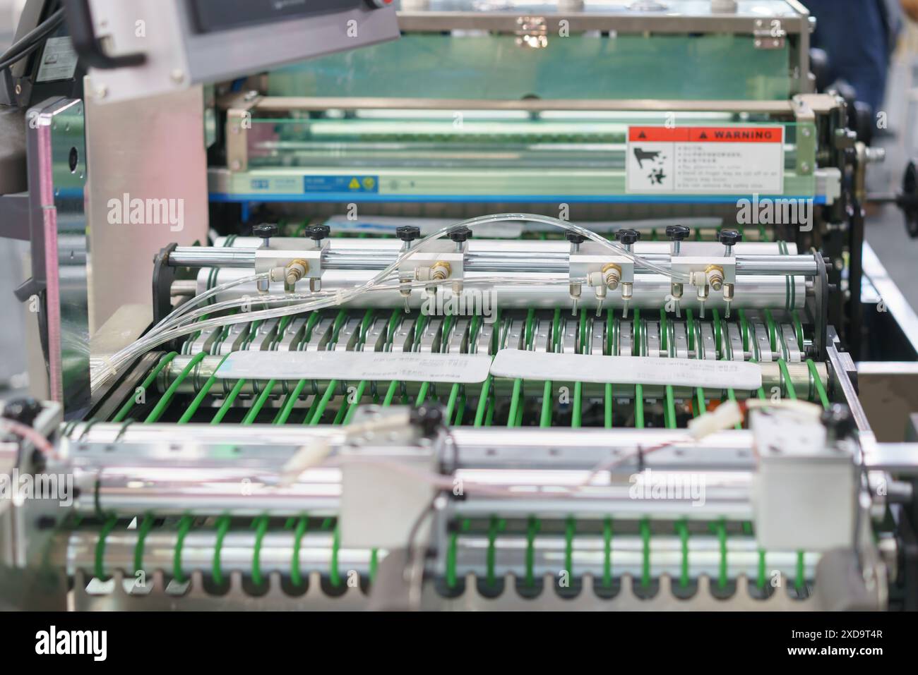 moderna macchina per l'imballaggio utilizzata in un ambiente industriale, probabilmente per l'imballaggio di forniture mediche, prodotti alimentari Foto Stock