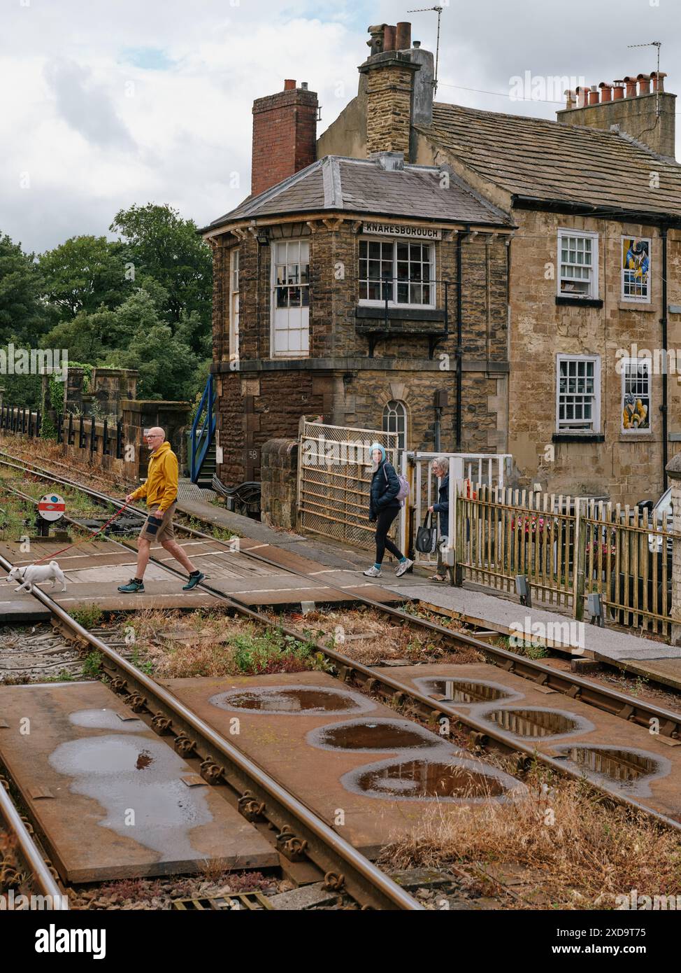 L'attraversamento pedonale della stazione ferroviaria di Knaresborough, North Yorkshire, Inghilterra, Regno Unito Foto Stock