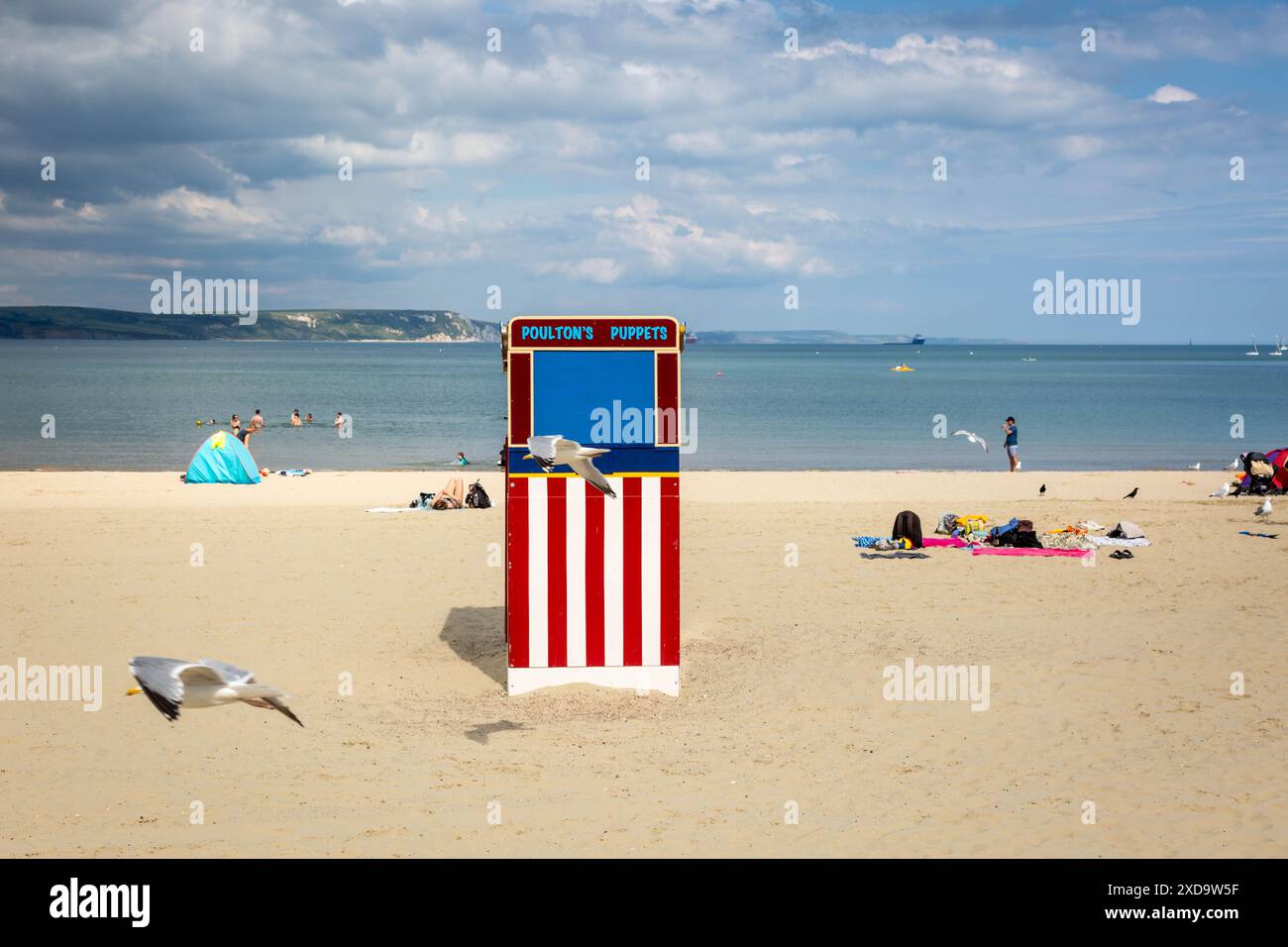 Poulton's Puppets Show Booth, Weymouth Beach, Weymouth, Dorset, Regno Unito 2024 Foto Stock