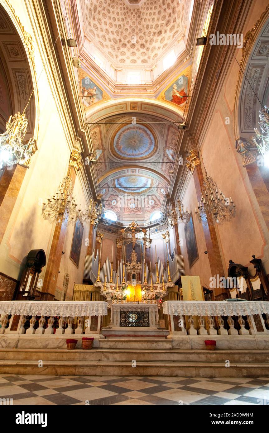 Italia, Liguria, Alassio, Chiesa di San Ambrogio, altare Foto Stock