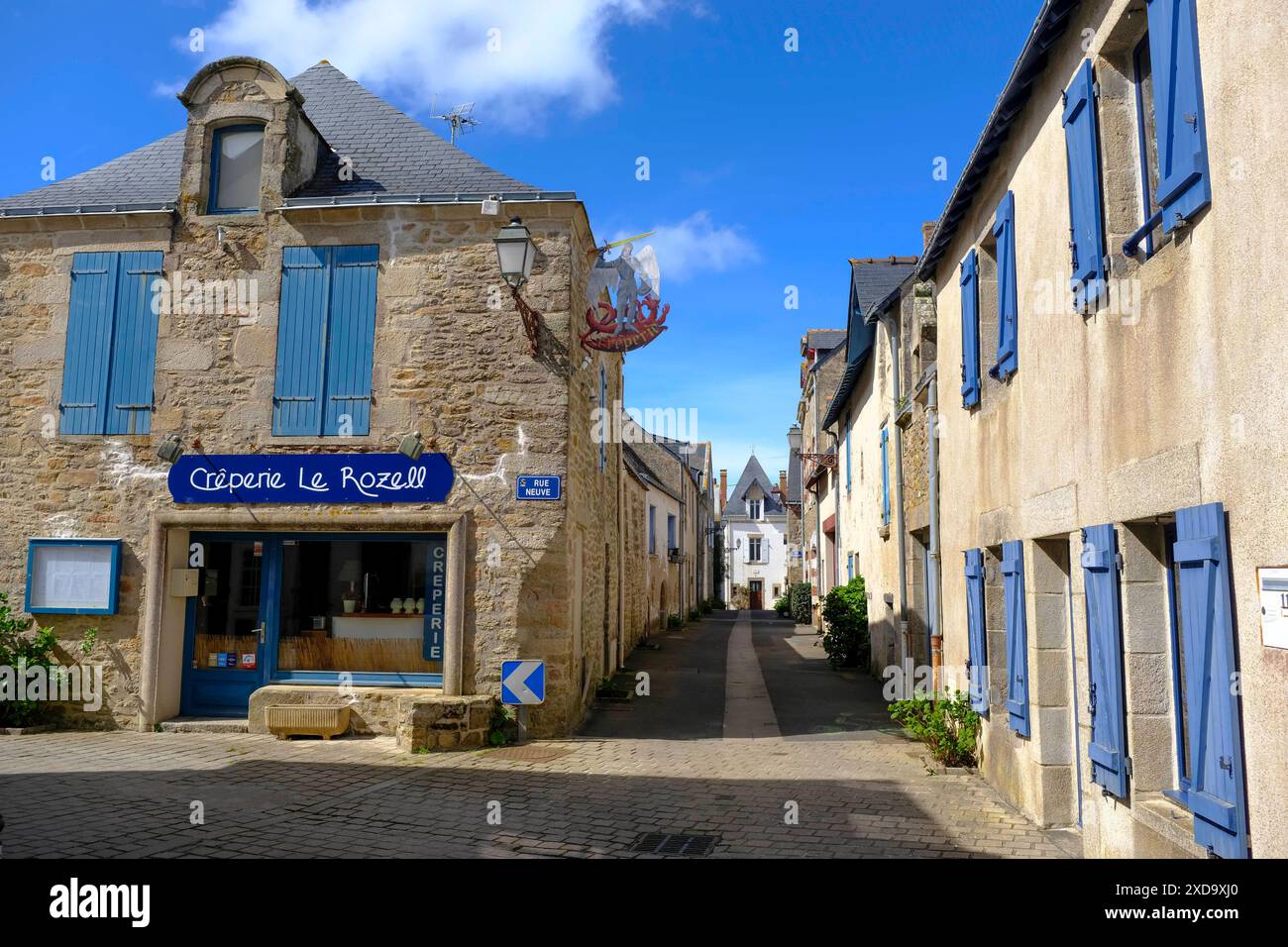 Frankreich, Piriac-sur-Mer, 30.03.2024: Die Creperie le Rozell in einer Gasse mit typischen alten Fischerhäusern in der kleinen Hafenstadt Piriac-sur-Mer an der franzoesischen Atlantikkueste im Departement Loire-Atlantique in der Region Pays de la Loire *** Francia, Piriac sur Mer, Piriac sur Mer, 30 03 2024 Creperie le Rozell in un vicolo con le tipiche vecchie case di pescatori nella piccola città portuale di Piriac sur Mer sulla costa atlantica francese nel dipartimento della Loira Atlantica nella regione dei Pays de la Loire Foto Stock