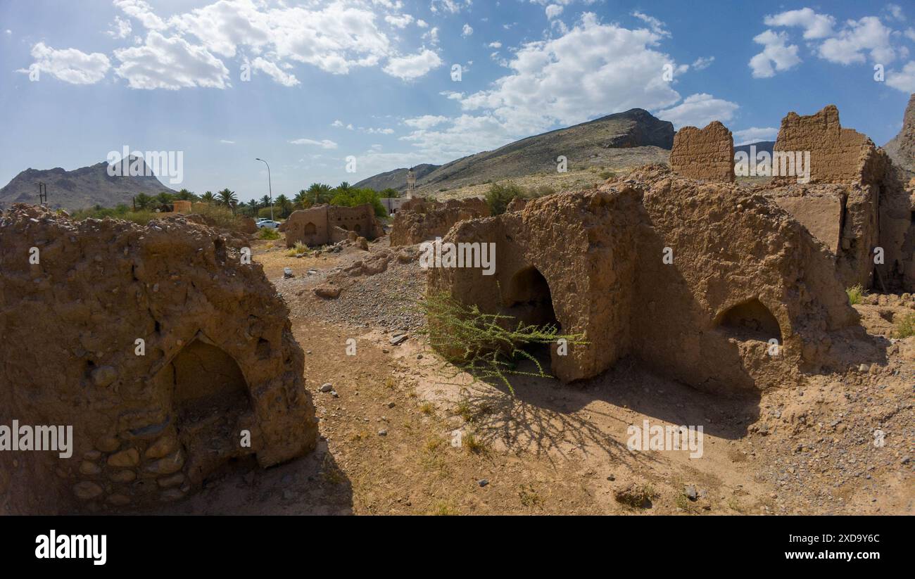 Fotografie di vecchi abbandonati e decaduti nel deserto montuoso dell'Oman durante il giorno di sole primaverile Foto Stock