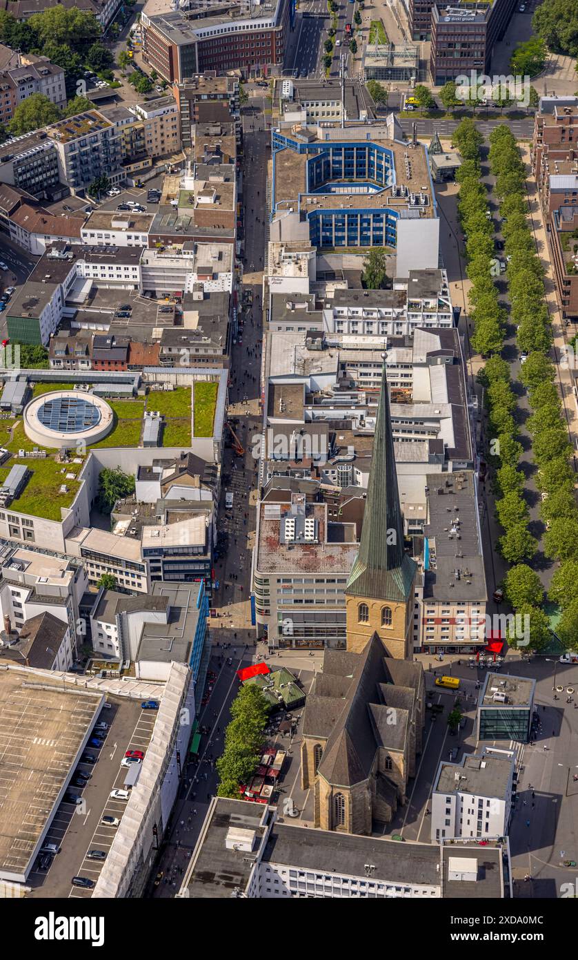 Vista aerea, strada dello shopping zona pedonale edifici commerciali lungo Westenhellweg e Kampstraße con viale alberato, Petrikirche, vista su Westentor Foto Stock