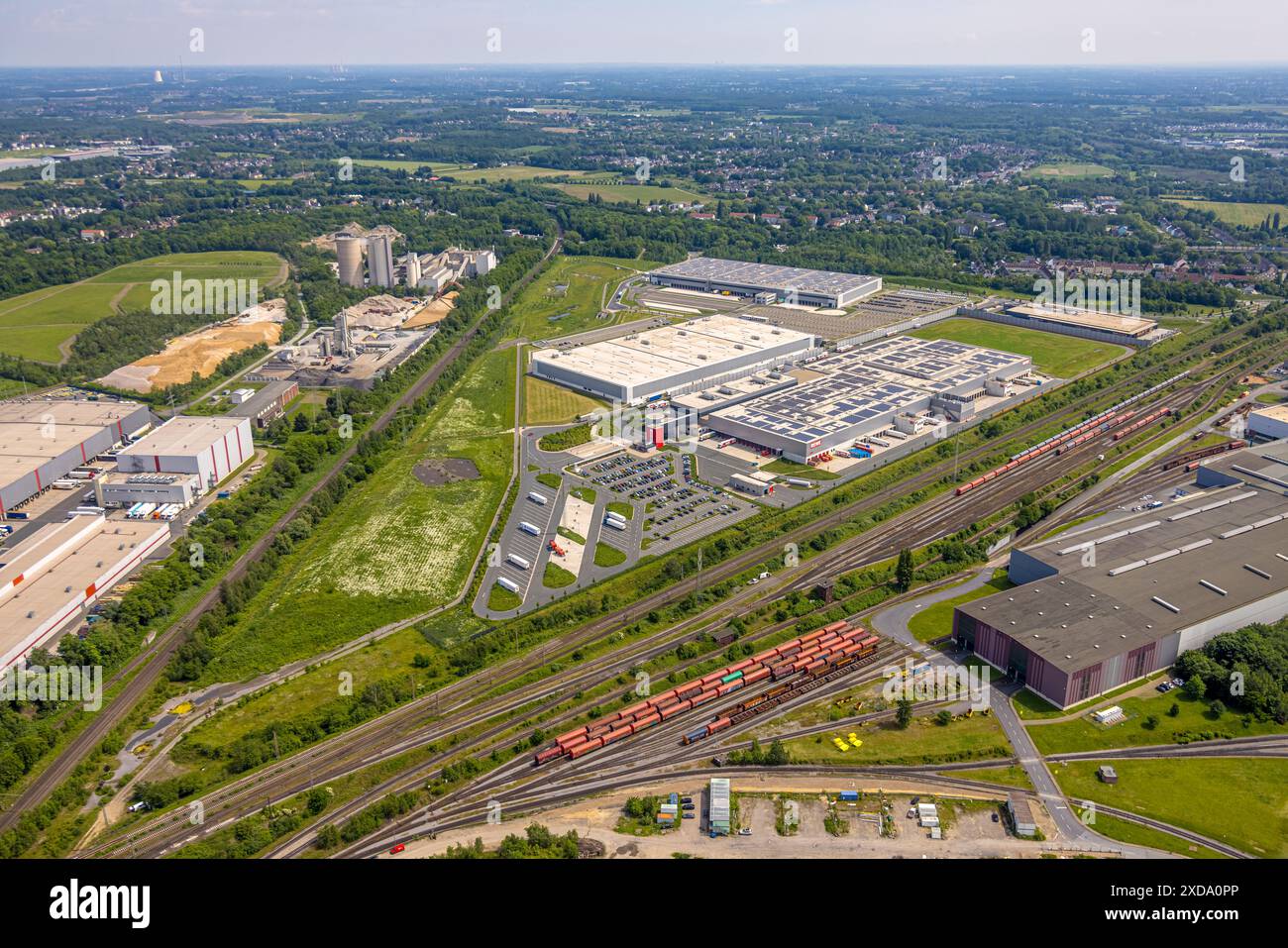 Vista aerea, posizione logistica Walzwerkstraße zona industriale Westfalenhütte, con magazzino Rewe Dortmund Frischelogistik GmbH, Holcim HüttenZemen Foto Stock