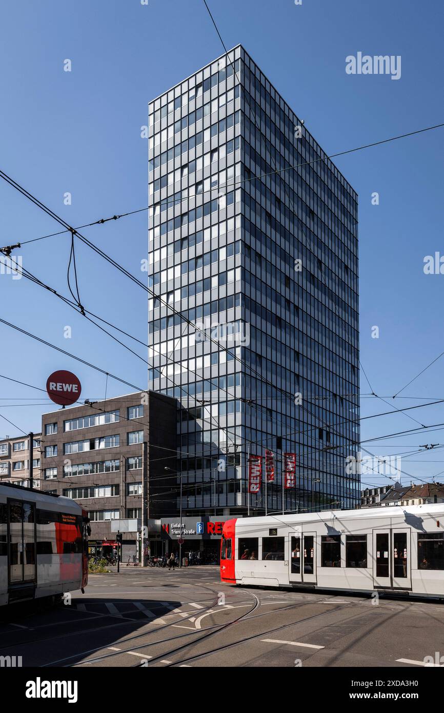 La Torre delle mille finestre su Salierring / Barbarossplatz, Colonia, Germania. Der Tausend-Fenster-Turm am Salierring / Barbarossplatz, Koeln, Deutschlan Foto Stock