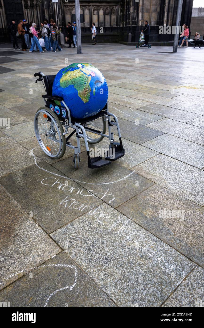 Una terra gonfiabile su una sedia a rotelle, che simboleggia lo stato del pianeta, durante una dimostrazione climatica nella piazza della cattedrale di Colonia, in Germania. ei Foto Stock